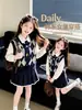 Conjunto de Chaleco Judy para Niña Primavera y Otoño 2026 Nueva Moda Camisa Infantil Conjunto de Otoño Falda Plisada para Niña Conjunto de Tres Piezas