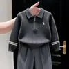 Conjunto de Moda Masculino Primavera e Outono Modelo 2026 Cinza Escuro Suéter de Tricô com Gola Polo Bordada Terno Infantil Calça Casual