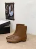 Botines estilizados de tacón alto y punta cuadrada, estilo retro, efecto adelgazante, botines cortos de moda con detalles tallados, botines sencillos para mujer, nuevo estilo versátil para 2026