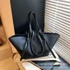 Bolsa de moda al por mayor de fábrica para mujer 2025 nueva moda temperamento bolsa Joker gran capacidad bolsa de mano para el día a día