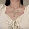 Vestido de Gala Anual Exagerado e Deslumbrante com Toque de Luxo, Temperamento de Luxo Leve, Estilo Único e Distinto, e uma Corrente Deslumbrante para a Clavícula