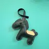 Venta directa de fábrica en stock Amuleto de bolso de poni Año del Caballo Colgante de cuero PU "Riqueza Instantánea" Llavero de poni de dibujos animados