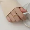 Anillo de Lujo Ligero Estilo Retro Francés con Diamantes Brillantes Entrelazados para Mujer, Anillo Abierto que No se Desvanece con Diseño de Gota de Agua Hueca, Anillo de Dedo Índice de Gama Alta