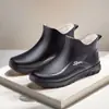 Botas de lluvia impermeables y antideslizantes, engrosadas y duraderas, diseño de caña corta, modernas, cálidas, con suelas gruesas, estilo para hombre, forradas de polar, botas de pesca ligeras