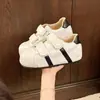 Velcro Ugly Cute Shell Head Zapatos de Entrenamiento Alemanes para Panadería Mujer 2026 Nuevos Versátiles Aumento de Altura Interior Casual Deportivo Zapatos de Tabla Pequeña