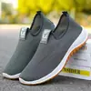 Uma geração de sapatos masculinos de malha de verão, tênis masculino leve e respirável, sola macia, um pedal, sapatos casuais masculinos