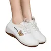 Zapatillas blancas bordadas de diseñador para mujer, nueva colección otoño 2026, zapatillas deportivas casual sin cordones para mujeres de mediana edad y mayores