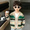Cardigan de malha infantil masculino, com blocos de cor azul e café, estilo coreano, para crianças pequenas e médias, adequado para e-commerce transfronteiriço