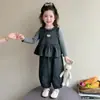 Roupas Infantis da Moda para Primavera e Outono 2026 Conjunto Casual de Três Peças Estilo Floresta para Meninas para o Início do Outono