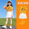 Inventario del fabricante al por mayor para la temporada de graduación: Conjunto de tres piezas para niñas con camiseta colorida de manga corta y falda plisada estilo estudiante para actividades