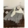 Camiseta longa listrada casual de caimento solto estilo coreano da MISS Misi com bordado de pera para mulheres, top de outono