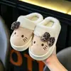 Pantuflas de algodón para niños con suela gruesa y diseño lindo de gato, estilo a juego para padres e hijos, adecuadas para usar en exteriores, nueva colección de invierno, cálidas y acogedoras para uso en casa, disponibles para venta al por mayor