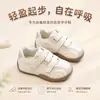 Sapatos casuais da moda e versáteis para meninas, nova coleção primavera/outono 2026, sapatos infantis de sola macia estilo Forrest Gump, tamanhos médios e grandes, cabedal de couro, tênis brancos