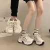 Tênis dad branco retrô casual de sola grossa para mulheres, novo modelo 2026 para primavera e outono, adequado para combinar com saias, tênis de cano baixo para pessoas baixinhas