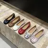 Zapatos de pezuña de cerdo con punta dividida y suela plana, zapatos rojos para mujer, zapatos de pezuña de cerdo de corte bajo para el pulgar del verano 2026, mocasines de primavera y otoño