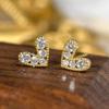 Ropa de Trabajo Versátil de Cao Shi Exquisitos Aretes de Corazón para Mujer, Pequeños Aretes de Zirconia Micro-Incrustada, Estilo de Combinación Diaria a la Moda