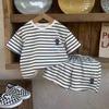 Conjunto de primavera y verano de pantalones cortos de manga corta con cuello redondo y rayas de oso de estilo coreano para hombres y mujeres, de algodón suave para bebés.