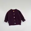 Conjunto de suéter vintage estilo coreano para niñas para otoño: Conjunto de dos piezas para bebé: cárdigan de punto abotonado de colores + pantalón corto de pana