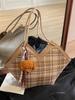Bolsa Grande Capacidade Feminina 2024 Novo Estilo Coreano Xadrez Popular Versátil Tecido de Lã Bolsa Retrô Stylist Casual Bolsa de Ombro