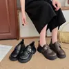 Falda de primavera y otoño que alarga la figura para personas menudas, estilo británico 2026, nuevos zapatos de suela gruesa con escote profundo, combinados con zapatos de cuero pequeños de punta redonda