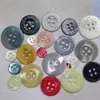 Botón de Concha de Torre de Cuatro Ojos Brillante de Colores Pintado con Spray Botón de Camisa Botón de Borde Ancho Se Puede Teñir y Grabar con Logo