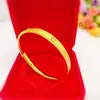 Pulseira de latão escovado banhada a ouro em formato de trevo de quatro folhas para mulheres, versátil, excelente escolha de presente, em estoque, envio rápido, textura fina