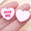 Pacote Misto com 12 Peças de Coração de Resina 19x19mm com Letras em Inglês Pingente 'Hug Me' para Pulseira DIY, Chaveiro e Acessórios de Joias