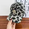 Gorra de Béisbol Rígida para Hombres y Mujeres, Nuevo Sombrero de Terciopelo Tipo Oso con Estampado de Leopardo para Otoño e Invierno, Gorra de Visera Bordada con Letras, Moderna y Versátil