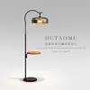 Luminária de chão minimalista italiana com prateleira de armazenamento de alta qualidade integrada ao lado do sofá da sala de estar, mesa de cabeceira para o quarto e iluminação ambiente.
