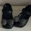 Zapatos de Ballet Mary Jane Perforados de Nuevo Estilo con un Toque de Lujo, Presentando Adornos Florales, Pedrería y una Hebilla de Zapato de Lazo Desmontable