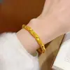 Pulseira de cobre banhada a ouro vietnamita com gravação antiga de rosas, pulseira de rosa em relevo retro de luxo leve da moda atacado