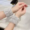 Linda Pulsera de Felpa con Cara de Oso para Lavarse la Cara y Goma para el Cabello para Mujer 2025 Nuevo Otoño e Invierno Impermeable y a Prueba de Humedad Muñequera