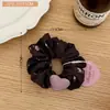 Scrunchie floral em forma de coração artístico estilo coreano vintage na cor café para meninas, oferecendo um visual de alta qualidade, elegante e moderno
