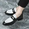 Mocasines negros y blancos de bloques de color sin cordones para hombre, estilo retro británico, calzado formal de negocios moderno, mocasines casuales de cuero para el día a día