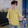 Conjunto de Verão com Manga Curta para Meninos 2026 Novo Estilo para Crianças Maiores, Conjunto de Duas Peças da Moda com Camiseta Estampada Cool e Shorts Jeans, Fashion