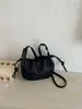 Bolsos de diseño de nicho de moda para mujer, nuevo bolso casual retro tipo nube, versión coreana ins para hombro y bandolera, moderno