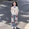 Conjunto de dos piezas de polo a rayas de color block estilo coreano, minimalista, elegante, para niñas, conjunto de jeans de moda, moderno