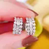 Huitan Hebilla de oreja de estilo francés de lujo ligero para mujer, estilo frío, exquisitos pendientes de circonita huecos de alta calidad, súper brillantes para mujer