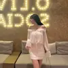 Vestido de primavera plisado de un solo hombro puramente seductor para mujer, nuevo estilo de principios de primavera con volantes, corte ajustado, que realza la figura, vestido corto ajustado al cuerpo para mujer