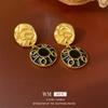 Pendientes vintage de mediados de la antigüedad, con aguja plateada en relieve, redondos, de metal y perlas, pendientes de temperamento retro, venta al por mayor de fábrica.