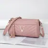 Nuevo Bolso Cruzado Acolchado de Lujo para Mujer 2026, Bolso Almohada de Moda con un Toque de Alta Gama, Bolso de Hombro Versátil con Hebilla Roja en V