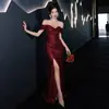 Vestido de Torrada Estilo Sereia para a Noiva, Vestido de Noivado Borgonha com Fenda, Vestido Brilhante de Um Ombro para Anfitriã