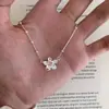 Collar de Flor de Cerezo Flor de Durazno con Diamante Rosa, Estilo Bosque Fresco y Dulce, Cadena para Clavícula Versátil de Alto Valor con Diseño de Nicho
