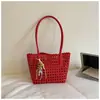 Bolsa Cesta Tecida Elegante e Moderna com Design Vazado, Alto Valor Estético, Bolsa Tote de Ombro Tendência de Grande Capacidade, Bolsa de Axila para Mulheres