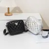 Bolso de mano para mujer con patrón de diamantes y decoración de mariposas estilo coreano, bolso de cámara moderno con correa ancha, bolso cruzado para el día a día del commuter, al por mayor