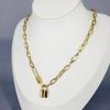 Collar con colgante de estilo hip hop retro de estilo europeo y americano con cierre de seguridad de alta gama para mujer, cadena de clavícula de estilo frío en color dorado moderno.