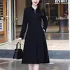 Vestido preto de manga longa com gola polo, tamanho plus size, para Primavera/Outono/Inverno de 2026, projetado para acinturar, criar um efeito emagrecedor e disfarçar quaisquer curvas indesejadas, em comprimento médio.