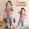 Conjunto de otoño para niña estilo coreano 2026 nuevo modelo, súper lindo top dulce a rayas de dos piezas falsas para bebé con pantalones cargo grises
