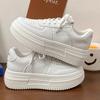 2025 Novos Sapatos Brancos Populares de Solado Grosso para Mulheres Primavera e Verão Estilo Hong Kong Altura Versátil Casual Sapatos Esportivos Tênis de Nicho