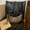 Bolso de Croissant con Estampado de Leopardo Súper Caliente de Nicho Transfronterizo para Mujer Otoño/Invierno 2026 Nuevo Bolso de Hombro Único Cruzado de Gamuza Moda Retro